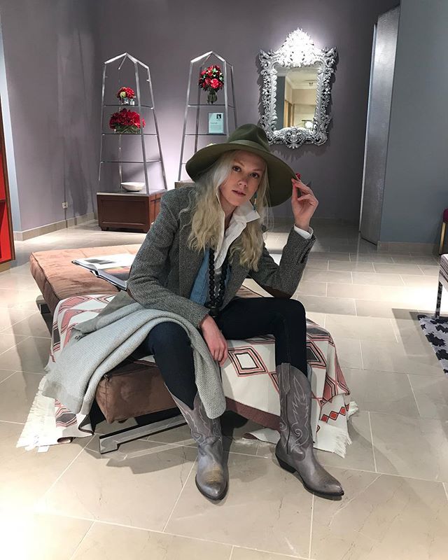 vmwinston's tweet photo. Sarah says “Hi” Ken! She loves you as much as I do! #kenslens #fall #stylist #nminsider #nmevents #ilovemyjob #fashion #models #creativedirector #blessed #love #live #western #texas #sanfrancisco #libertineambassador #turquoise #fringe #suede #leather #c… https://t.co/x6ksT8EF2L https://t.co/OVHcdneum8