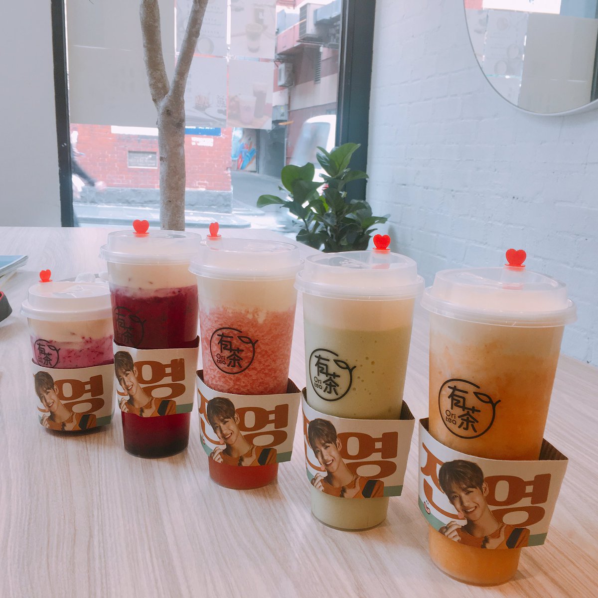 CafeBae0510's tweet photo. 有茶ori tea Free coffee sleeves ❤️🌋 begin on August 17th .#1stANNIVERSARY #WANNAONE #BAEJINYOUNG #WannaOneinMelbourne #배진영 address:shop2 128 little Bourke street 📞. https://t.co/vbFqDra8SL
