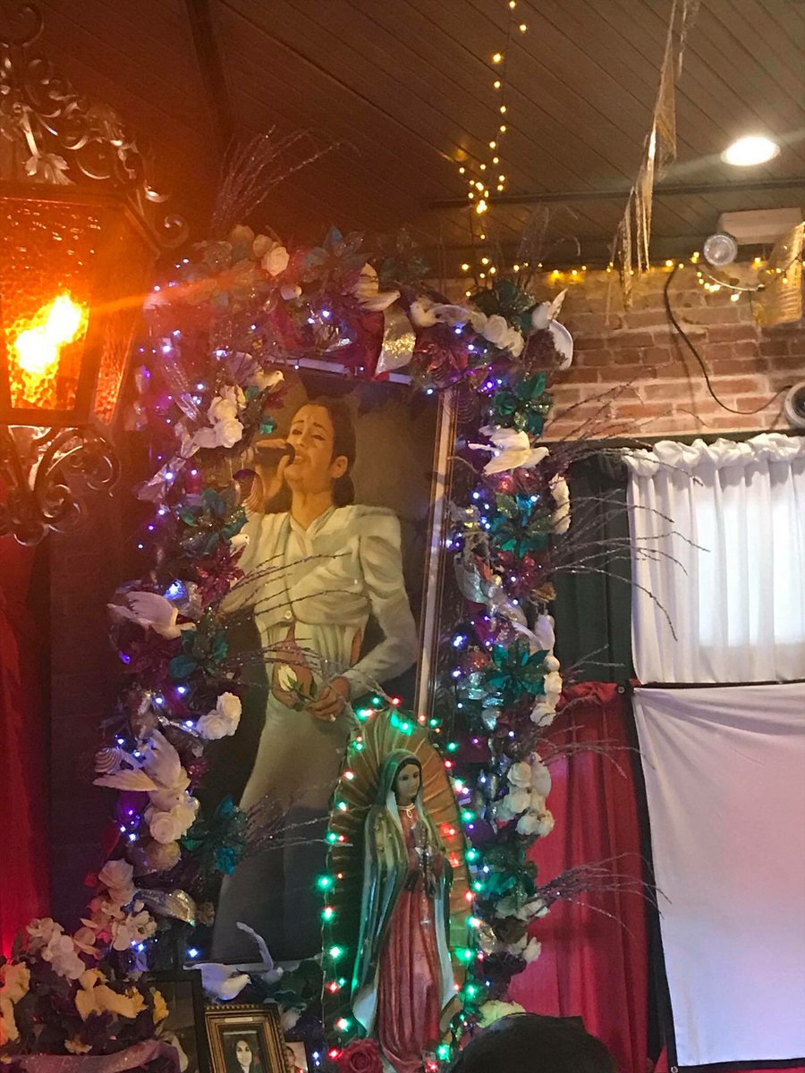 flutterflyeye's tweet image. When you eat at Mi Tierra in San Antonio and Selena is with you. 🙏❤️😇 You know it’s going to be good!