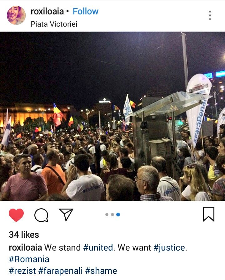 JelenaMKandic's tweet photo. Dobro jutro, #PrvaSmena.🙋
Preko 100 000 građana se okupilo na glavnom trgu #PiataVictorei u #Bukurešt #Bucharest #Rumunija #Romania🔴💛🔵.
Policija reagovala suzavcem i vodenim topovima.😨
#rezist #FaraPenali #AgainstCorruption #RomaniaProtest https://t.co/cnVXAOuL9B