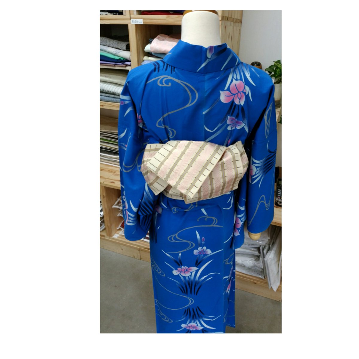 リユース着物小春家 大気が不安定だと 体調も揺れますね こんな日は 思い切ってちゃっちゃと浴衣着てお出かけ はっきりした青に大人のピンクで 浴衣 丈155 裄67 前27 後31 吉祥寺 リサイクル着物 小春家 浴衣 着付け 着付け教室 着物 和の