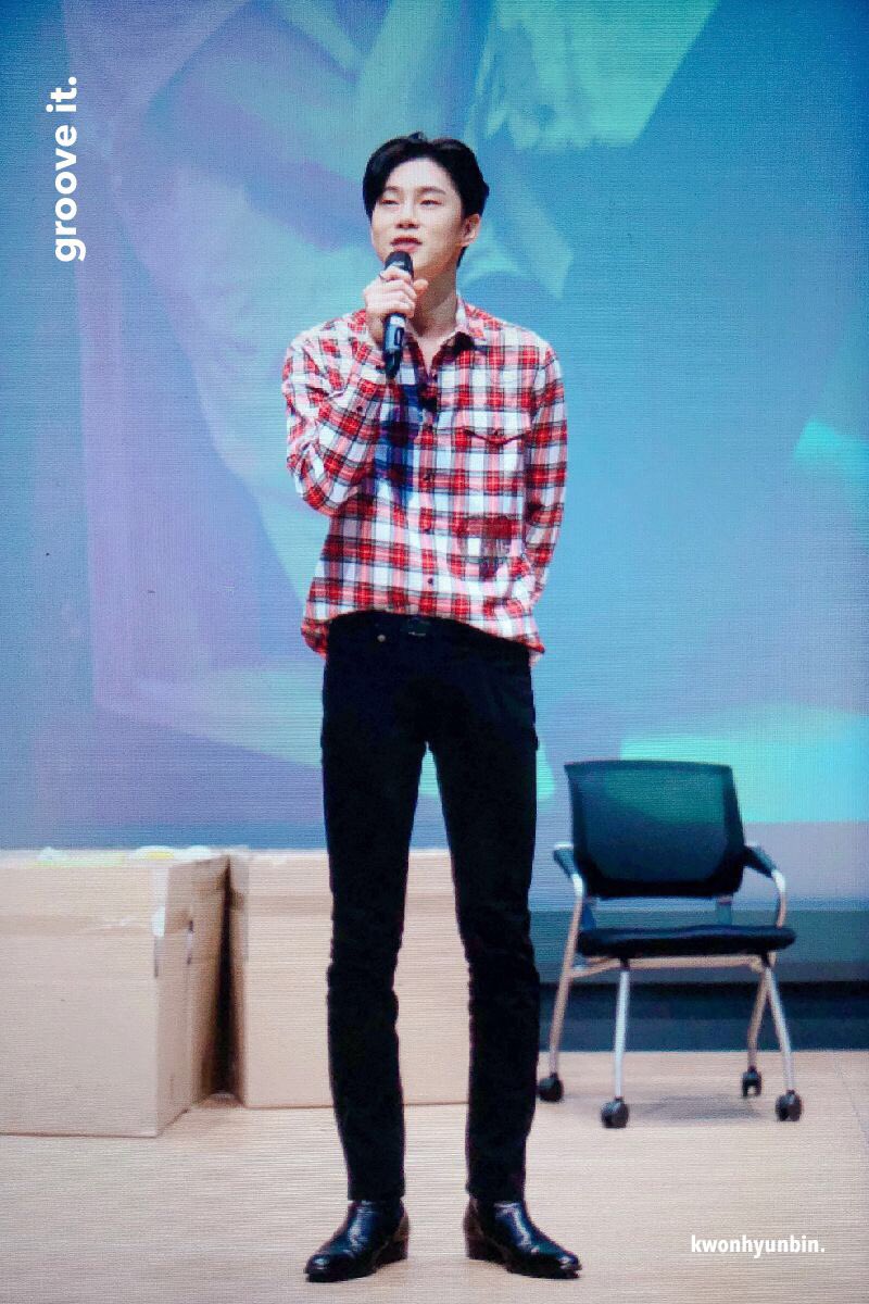 grooveit97's tweet photo. 180811 울옵바 기럭지 자랑 빼먹을 뻔;; #권현빈 https://t.co/RsuSzKLD2d