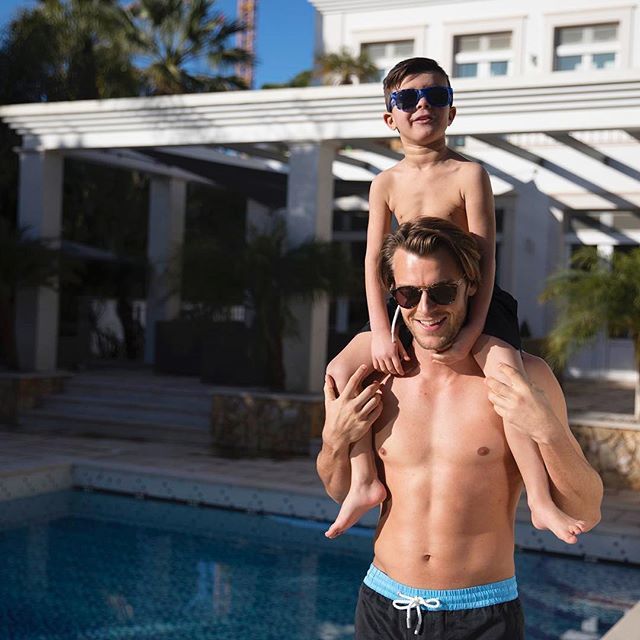 ThomasRoyall's tweet image. Fill your weekend with fun in our mix and match, plain or printed shorts 🦋 #PoolsideStyle #HolidayWear #SwimShorts ift.tt/2B1GT4u