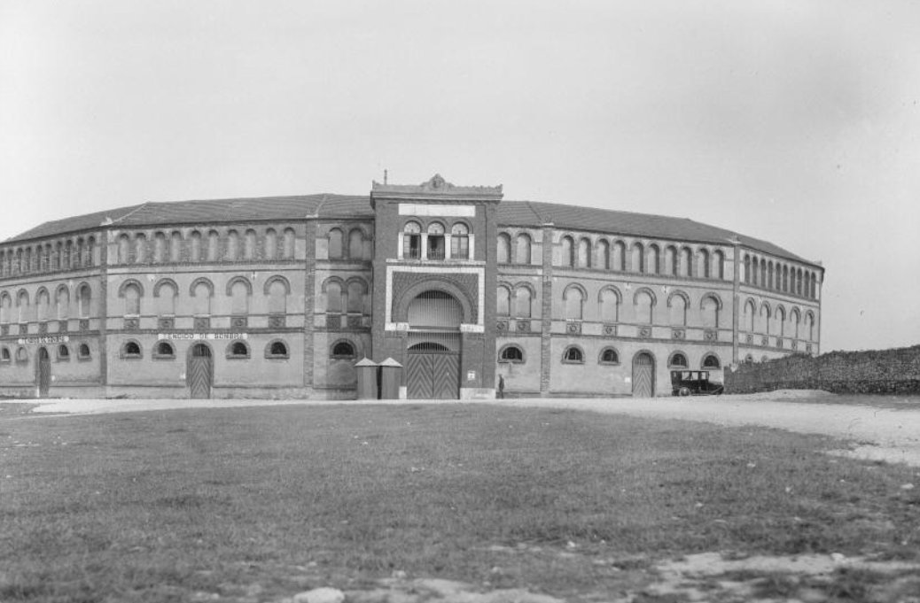 Histoviedo's tweet photo. 🔵#plazadetoros #oviedo ,buenos días... finales de los 30...sería interesante aprovecharla de alguna forma... https://t.co/3N0c4KH3Ii