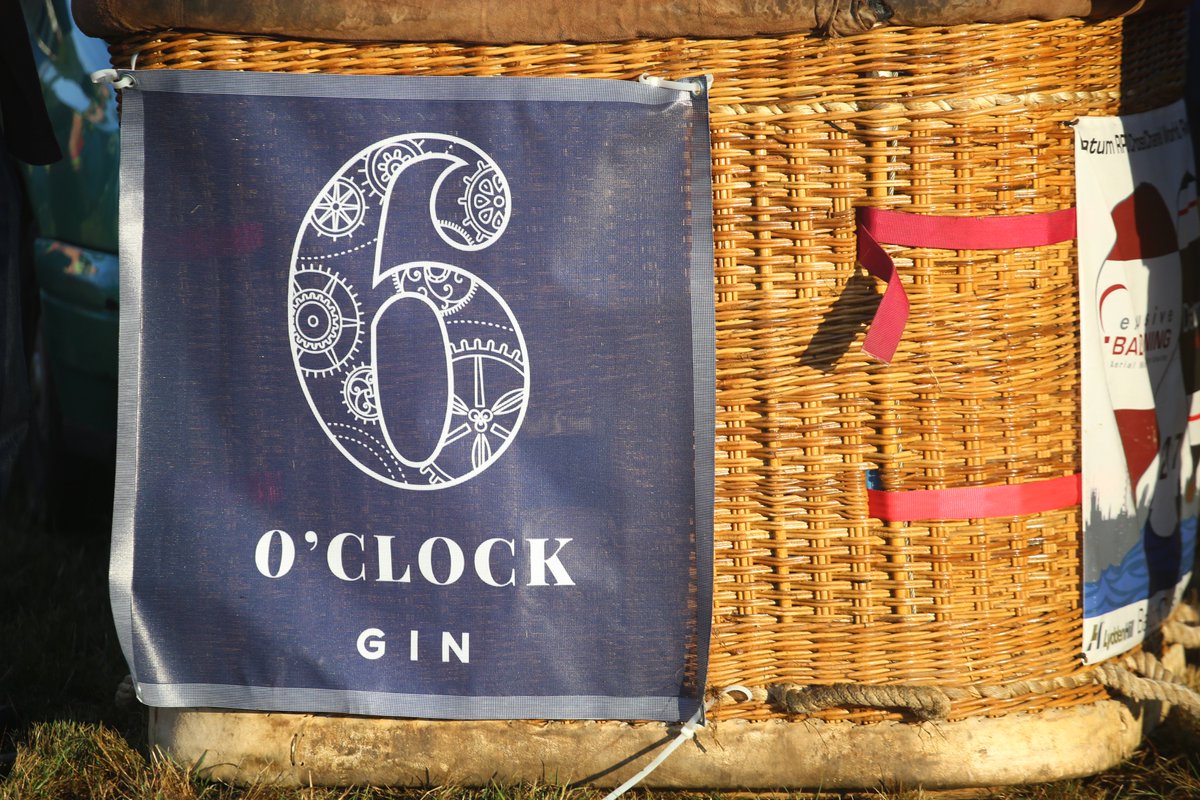 6OclockGin's tweet photo. What a glorious morning @bristolballoon  Over 100 pilots took to the skies of #Bristol carrying bottles of @6OclockGin - the perfect landing gifts for 6 o'clock lifts! #BalloonFiesta #balloonfiesta2018 #fiesta40 #gifts #gin #6oclockgin #SaturdayMorning #bristolballoonfiesta https://t.co/xZM8bjqZkg