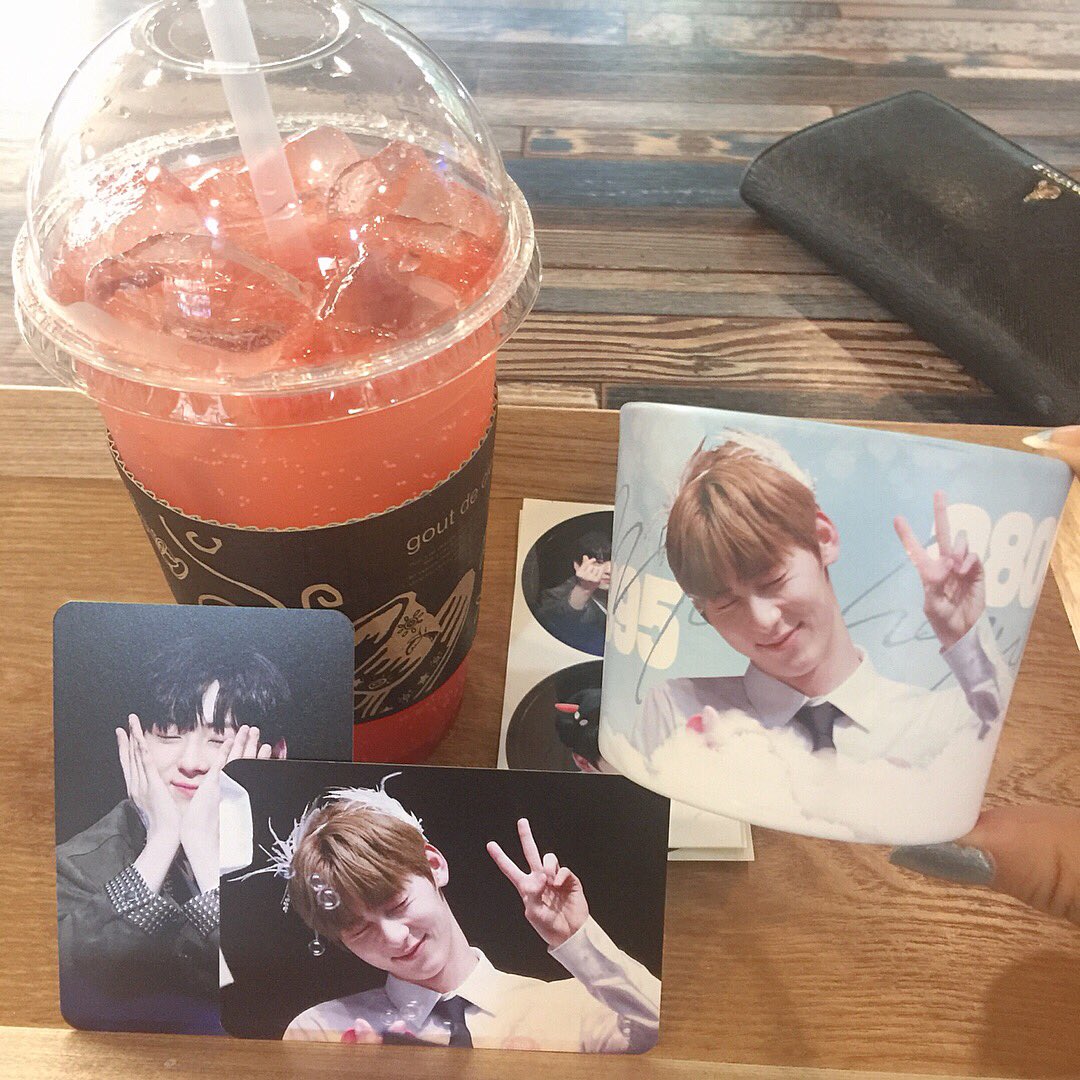 101_aeon's tweet photo. 화명 나비키친에 들어가자마자 여기가 천국인 거같았어요😆 민현이로 가득하고 잘 꾸며져있고 민현이영상만 틀어놓아서 최고의 카페 !! 오늘이 마지막이라해서 빨리 갔는데 최고에용😘 이벤트해주셔서 정말 고마워요❤️
@Dreamofyou_MH

#너와_함께해서_행복한_여름 
#앞으로도_함께_할_우리의_계절 https://t.co/1OfTOIjqvA