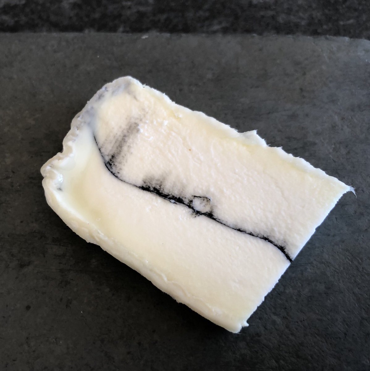 #GastroPistaCapel Parece imparable la progresión de los quesos artesanos andaluces. Ayer probé Quesos&amp;Besos, uno de los tesoros de la tabla de <a href="/RestElLago/">Restaurante El Lago</a> Elaborado con leche de cabras 🐐 de #SierraMorena. Pasta blanda a la ceniza. Textura suave, gusto intenso, final largo...