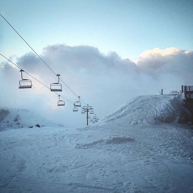 Kung_FuPrincess's tweet photo. Work Over! -#Feierabend !!! What a Day - 7000 people on the mountain and we where smashed...what a busy Day! But this view somehow made the whole stressful day seem so much better. This is why I am working here! #ruapehupipelines #ruapehu #skifield #ski … https://t.co/urNTNBl3Xl https://t.co/sunW8KrE9a
