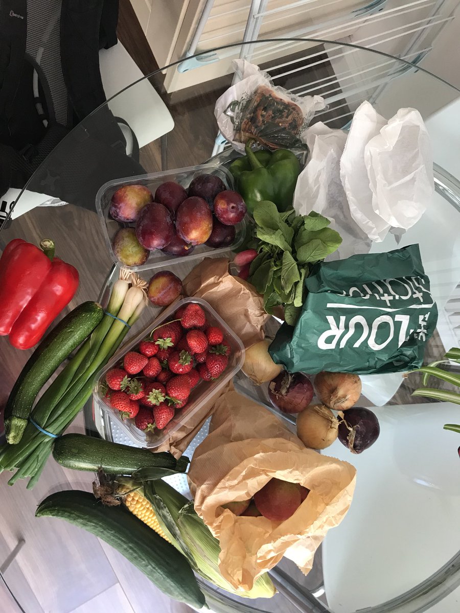 Managed to keep to only 2 plastic punnets at Parliament Hill Market. Wonder if they’ll take them back next week? <a href="/Londonfarmers/">LondonFarmersMarkets</a>