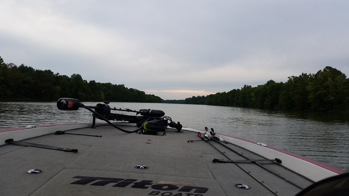 Bummer that I got to work on Saturday and watch all these bass boats go the other way to the lake but at least I got a couple hours out on the river last night