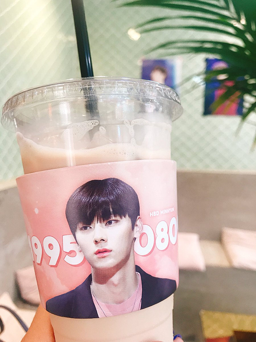 pick_minhyun_up's tweet photo. 사랑하는 민현아 생일 축하해🎂🎉 (21)
선착 특��� 다 받고 싶어서 이벤트 시작날 아침에 갔다왔어요! 컵홀더도 특전들도 카페도 다 이뻤던 곳💖
#민현아_노래해줘서_고마워  #HBD_MINHYUN 
@ourmood_mh 감사합니다! https://t.co/hd5eqHl17e