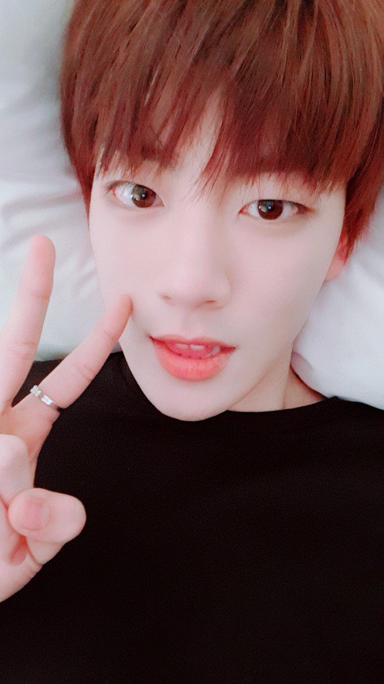Hi_Goldenness's tweet photo. 거긴 낮이겠지?? 
요긴 밤이야 :)
#동현이 대꼬왔지렁 #윙크윙크 # 100일 축하행 https://t.co/unPXH1RRKP