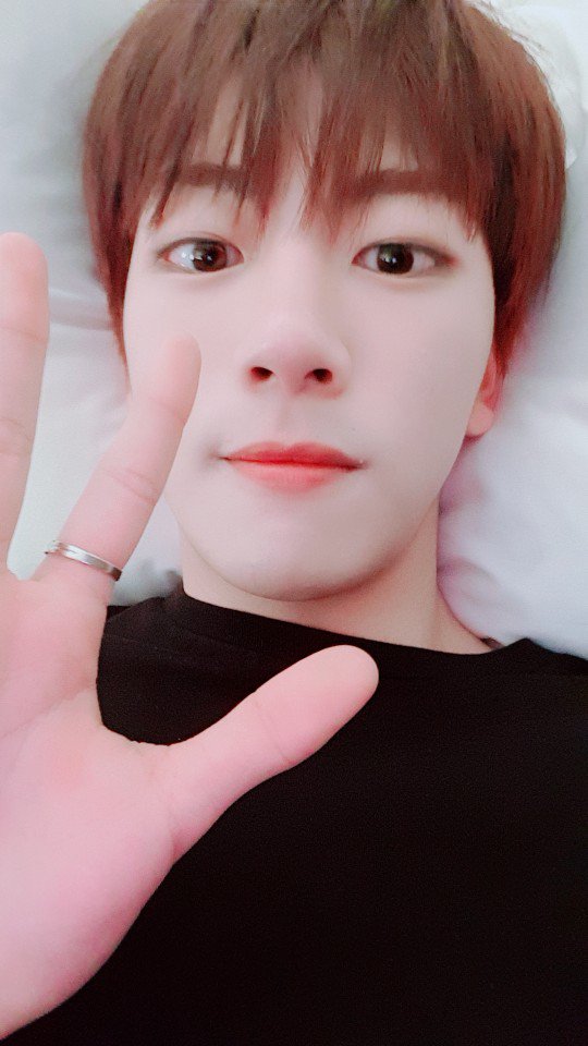 Hi_Goldenness's tweet photo. 거긴 낮이겠지?? 
요긴 밤이야 :)
#동현이 대꼬왔지렁 #윙크윙크 # 100일 축하행 https://t.co/unPXH1RRKP