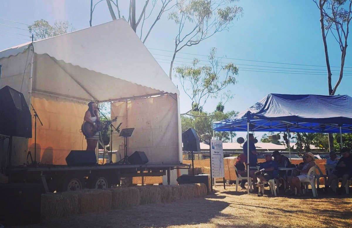 angelaeasson's tweet photo. Blue skies, sun shining, gems and jewellery... and me on stage playing music! Thanks Gemfest for having me. Loved it! Final show tonight at Rubyvale Spectacular 6pm
.
.
#gemfest #gemfest2018 #countrymusic #australiancountrymusic #thisisqueensland #anakie #rubyvale #emerald https://t.co/da5xvw9cHN