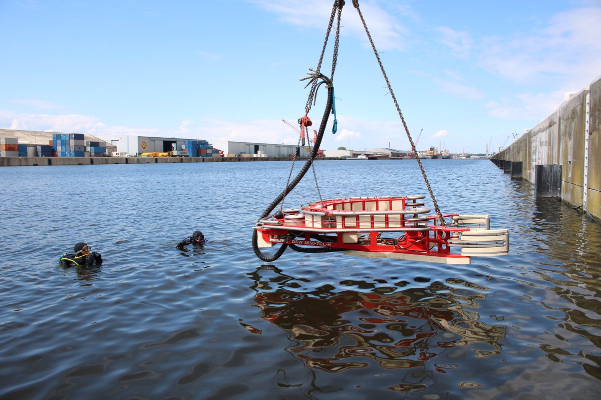 northseaport's tweet photo. #Innovatie &amp; #technologie in #NorthSeaPort : @smo_machinebouw test nieuwe buizensnijder onder water in het Grootdok aan de #Rigakaai in #Gent. #TogetherSmarter #SMO #machinebouwer #Eeklo https://t.co/roqKCXe57I
