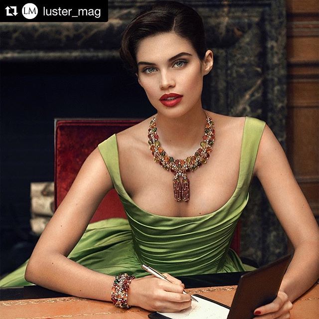 DiamondsNColors's tweet image. Jewelry lets you live in your fantasy ✨
#greendresses #statementjewellery #whatanightitwas 
#Repost @luster_mag #luxelifestyle 
@sarasampaio stuns in @cartier for @sorbetmag 🍦

#jewelry #sarasampaio #sorbetmagazine #diamonds #cartier #jewellery #rowanpapier #luxury #princess…