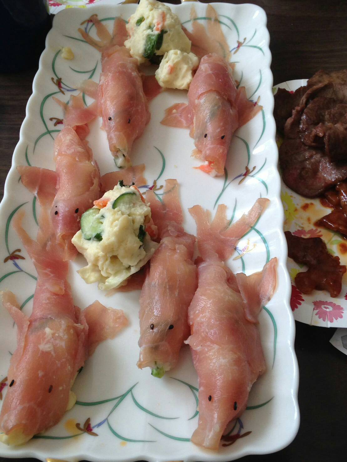 ツヅリ ヅクリ 大学の友達がくる という事でホームパーティー用に作ったお魚 金魚の予定だった 生ハムだけど こりゃ気持ち悪い 笑 えーと ウーパールーパー という素直な感想頂きました ゝw ムム T Co R7sb9wox31