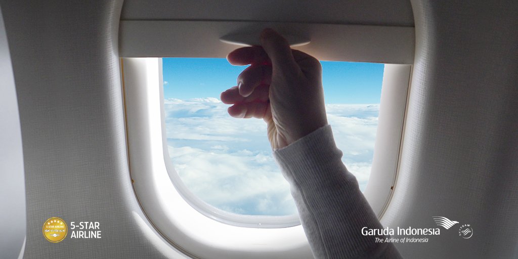 IndonesiaGaruda's tweet photo. Membuka penutup jendela wajib dilakukan saat pesawat lepas landas &amp; mendarat untuk mengantisipasi keadaan darurat.

Dengan penutup jendela yang terbuka, awak kabin dapat melihat kondisi di luar pesawat sehingga memudahkan mereka untuk menentukan jalur evakuasi yang tepat. https://t.co/eCUUAQBYRk