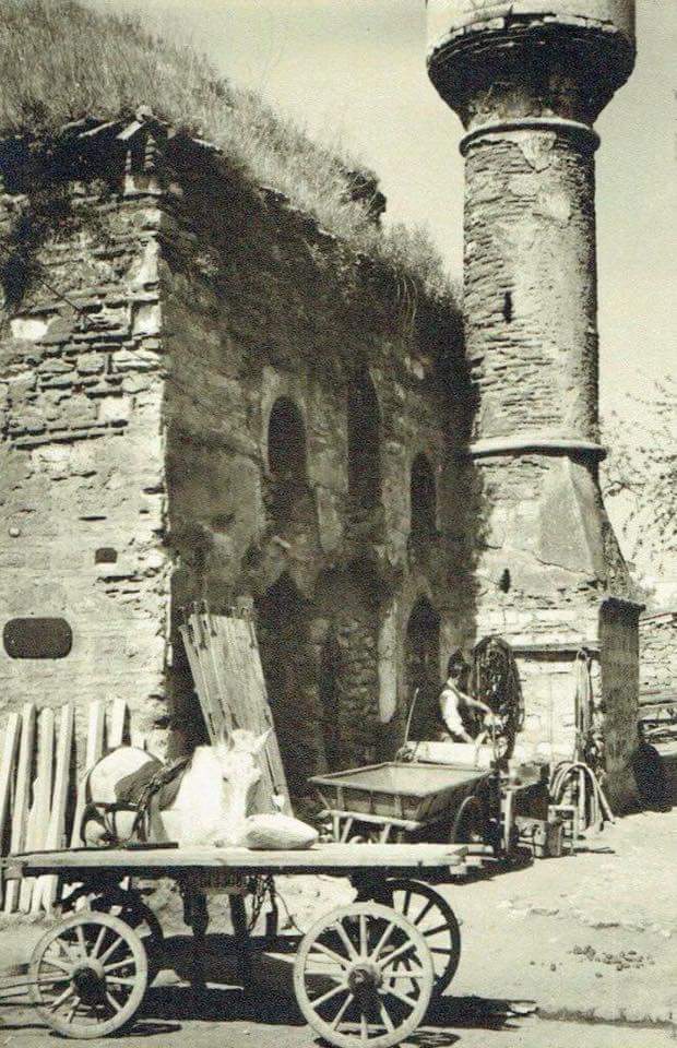 Kaybolan Tarihin Peşinde on X: "Vefa Mimar Mehmet Ağa Camii 1940 yılında demirci ve ahır olarak kullanılırken... #kaybolantarihinpeşinde https://t.co/DiLFMsVhCF" / X