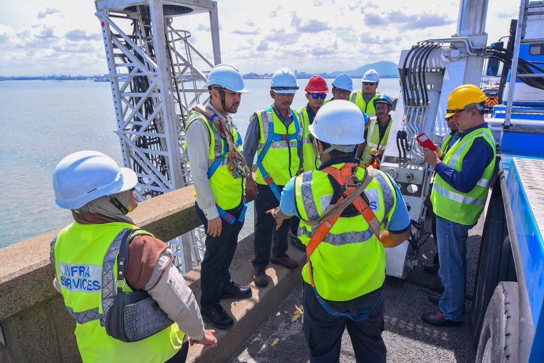 aafaizli's tweet image. Automatic Bridge Control (ABC) machine in action for Penang Bridge inspection works. Ensuring continuous improvement in the service level to the users! #InfraServices #UEMEdgenta #PROPEL #EPB
