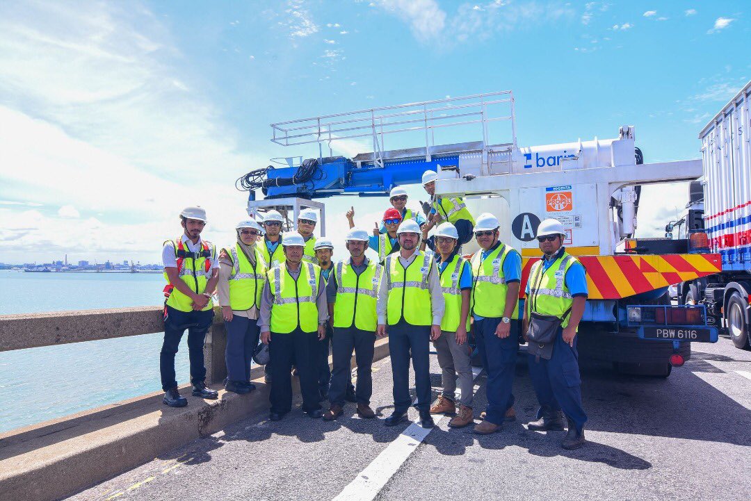 aafaizli's tweet image. Automatic Bridge Control (ABC) machine in action for Penang Bridge inspection works. Ensuring continuous improvement in the service level to the users! #InfraServices #UEMEdgenta #PROPEL #EPB