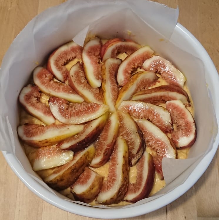 atashipuko's tweet photo. 無花果貰って、ケーキ焼いてから1つは無花果の主にあげたんだけと、おかわり希望を頂いて、今日もまた焼いた(笑)
喜んで貰って嬉しい!今回は丸で。
#いちじくケーキ #イチジク #無花果 #fig #figcake #お菓子作り https://t.co/JelhjAcSAK