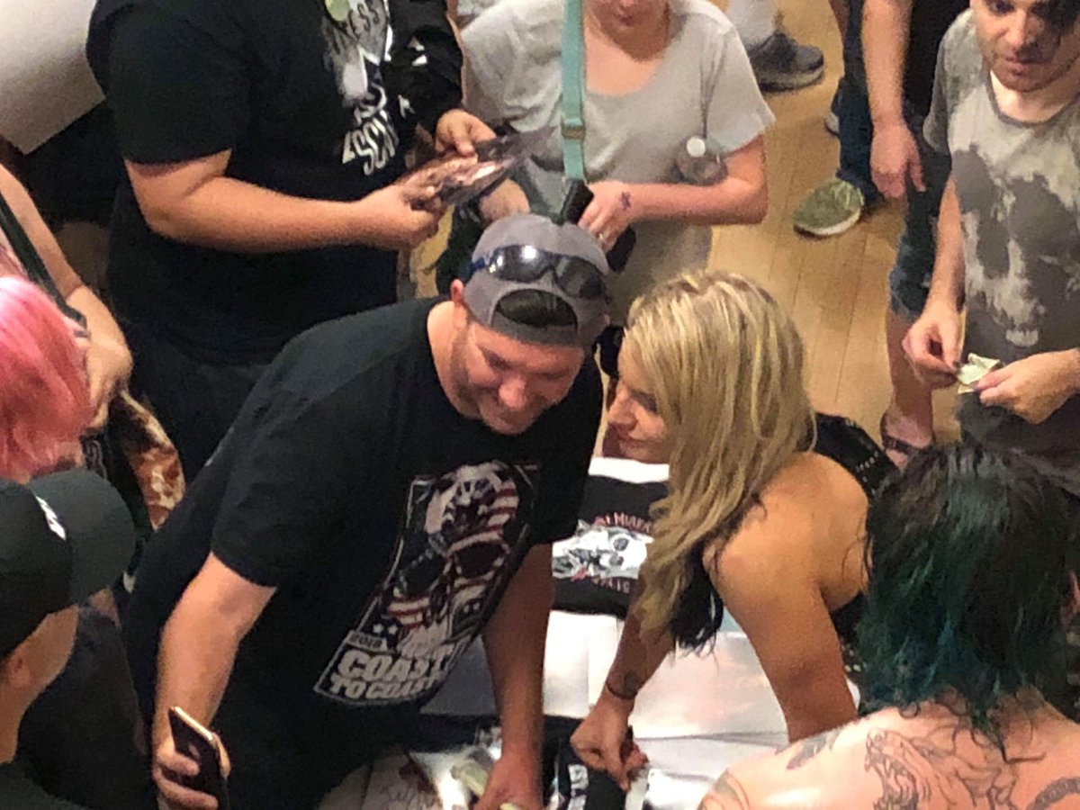 MilyVanilly's tweet photo. Thanks @tonistorm_ ! Safe travels ! Thanks for visiting us !!!!!!! #DefyanceUnited #WWE #PROGRESSSeattle #MaeYoungClassic2 https://t.co/gZvQkIqQYt