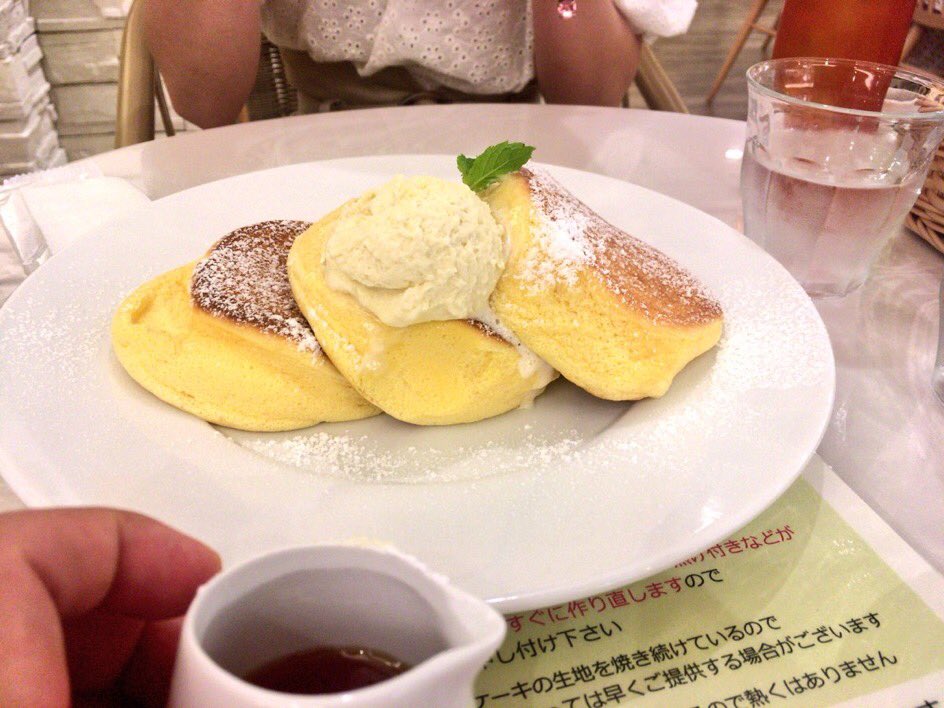 幸せのパンケーキ😍

僕のメンバーにオススメされて
食べに来たよ✨

人気すぎていつも
満席らしいけど今日は
入れたから早速
パンケーキ注文😍

めちゃくちゃ分厚いけど
ふわっふわ✨✨

これひと皿で1000円ちょい笑