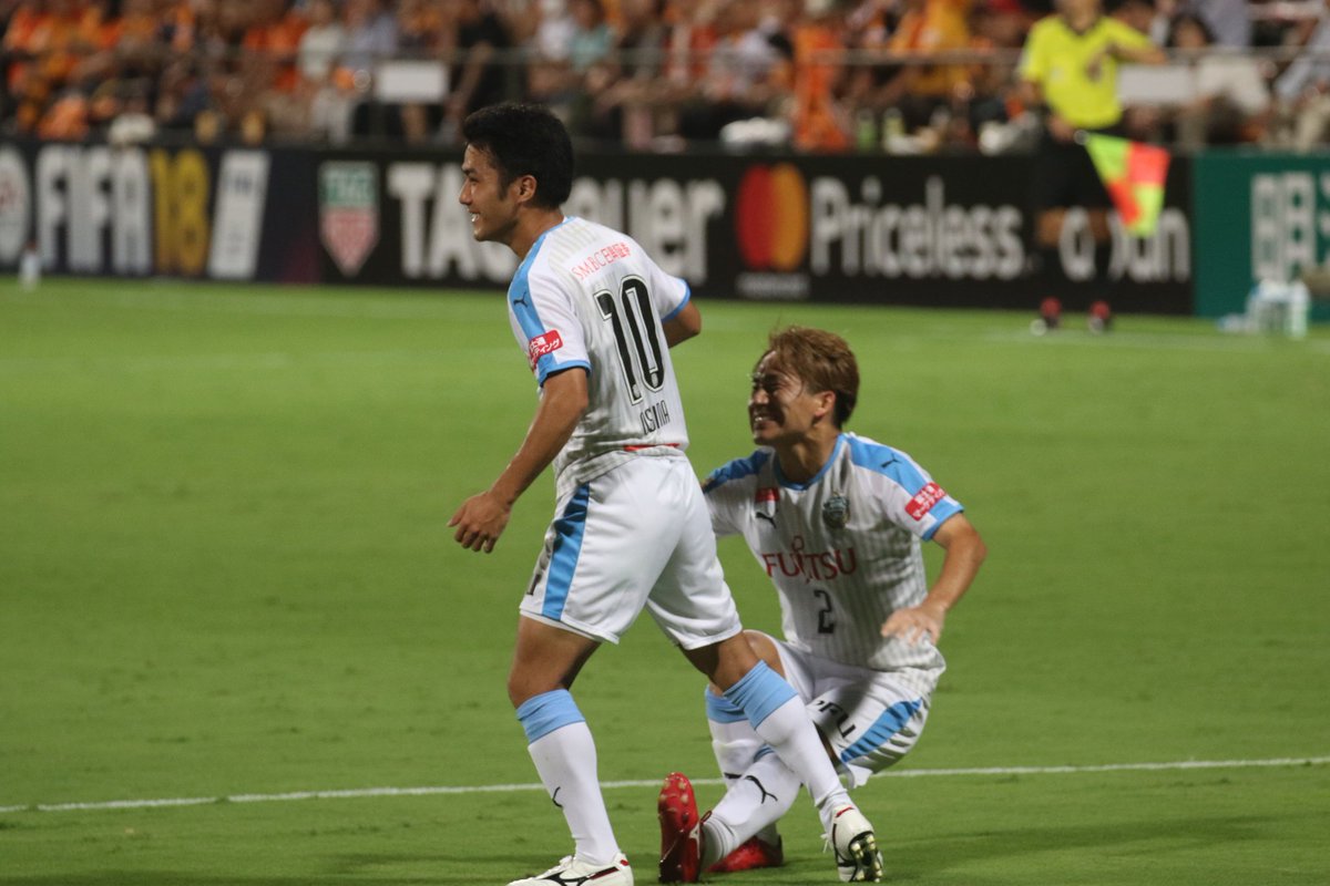 rvs1980's tweet photo. リョータが決めて川崎勝ち越し！！
その嬉しさにノポリに抱きつくも、勢いがありすぎてノボリがコケたww #frontale https://t.co/V4Gbiby8xa