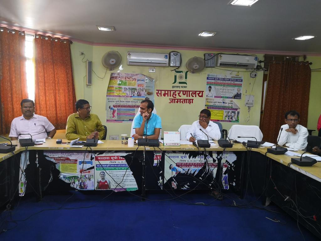 Weekly review meeting of CMJansamvaad by DC Jamtara in which directions were given to all office heads for strict compliance and cent-per-cent disposal by next week <a href="/dasraghubar/">Raghubar Das</a> <a href="/jharkhand181/">Covid-19 Control Room Jharkhand</a> @cmojhr #AddressingPeopleGrievances