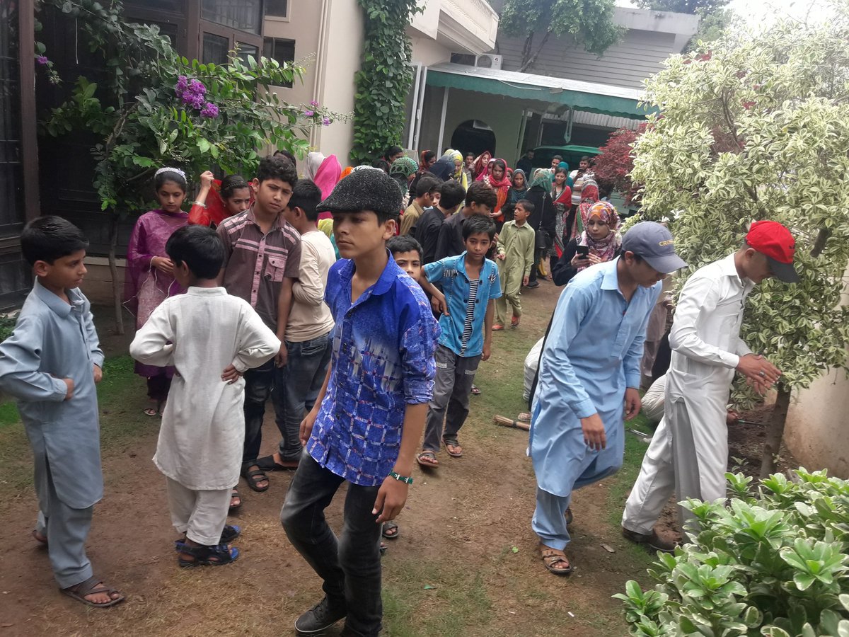 SLP_Vision21's tweet photo. #SpeedLiteracyProgram 
Vision21 students with the collaboration of FAST University and Banao Pakistan organization are busy in Plantation 
at
@Vision21P 
#Rawalpindi https://t.co/bVRVzTcIlb