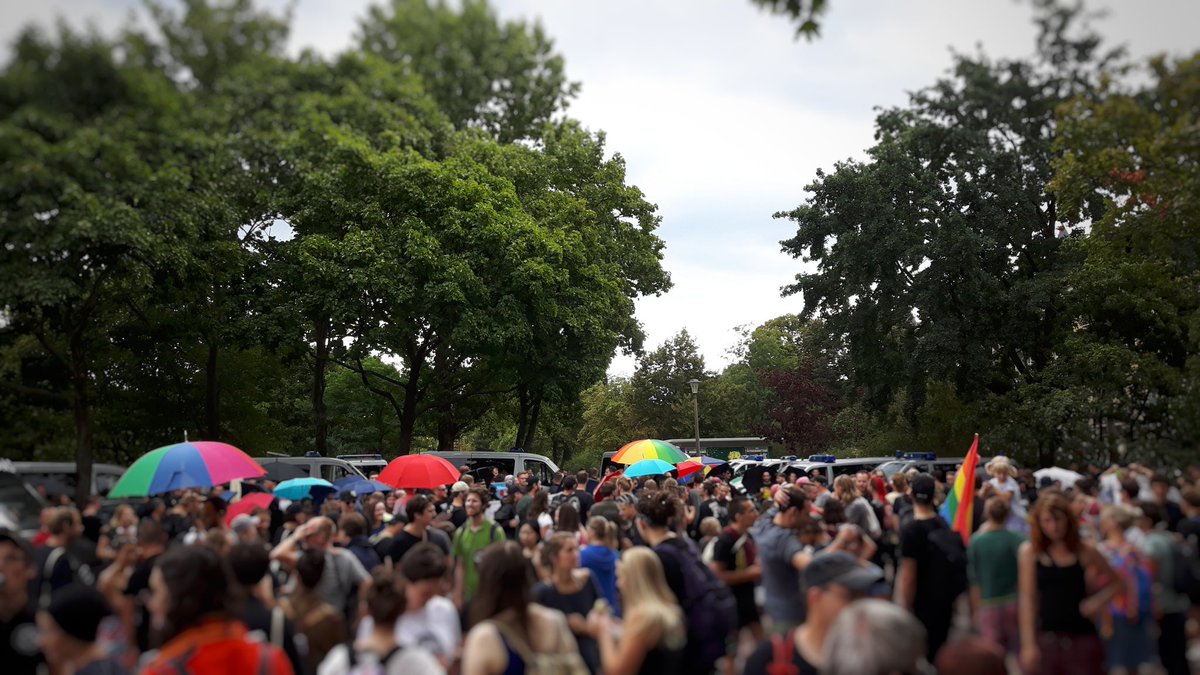 StefanEngel's tweet photo. Auch das ist Dresden: Viele Menschen begleiten einen überschaubaren AfD-Infostand im Alaunpark mit Musik, friedlichem Protest und Frühstück. :) #dd1108 https://t.co/UzbZNlUxdA