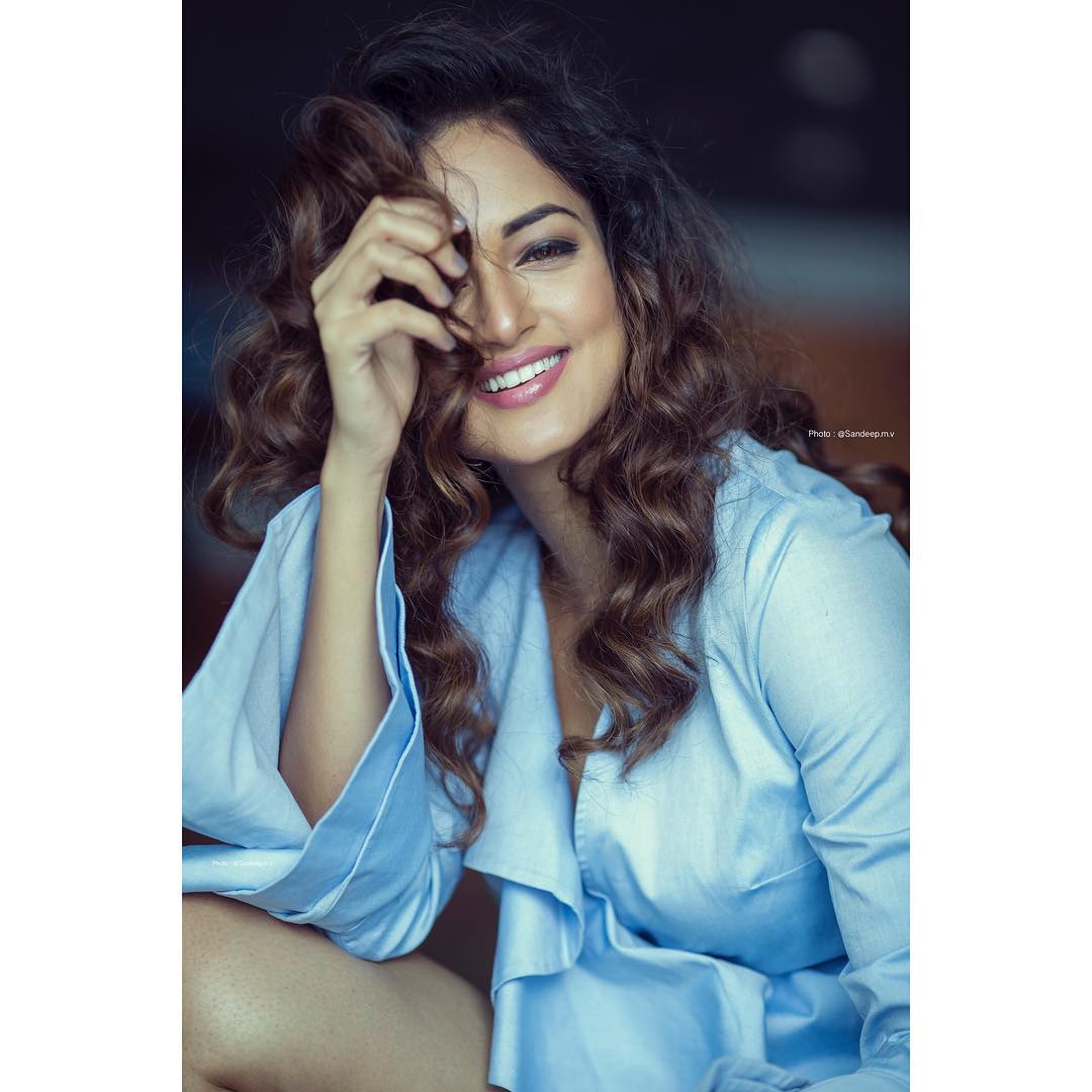 Shanvi_Cafe's tweet photo. Damn, That Smile ....
#SheerMagic
#Lovely @shanvisrivastav 💖 https://t.co/dCFDp2wXjc