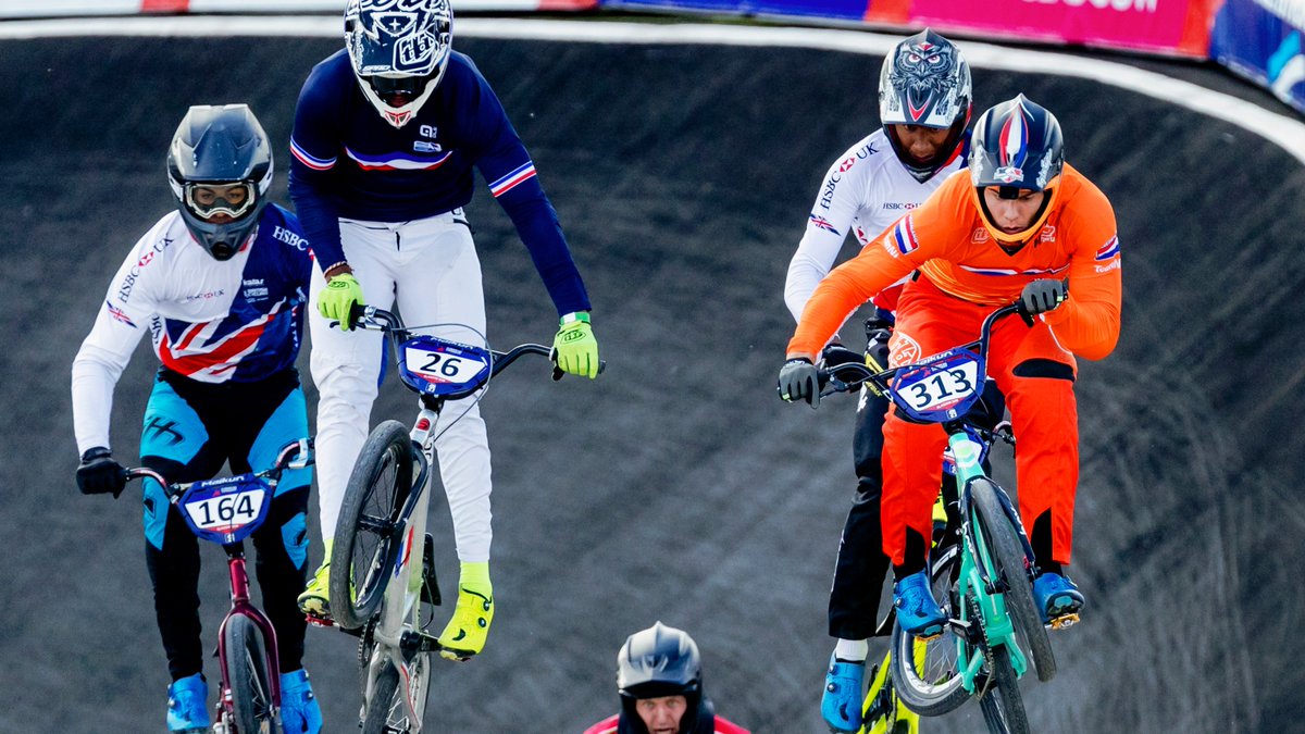 Het is tijd voor BMX! Kijk nu rechtstreeks naar de achtste finales voor de mannen (o.a. met <a href="/niekkimmann/">Niek Kimmann</a>) en de halve finales voor vrouwen (met o.a. <a href="/LauraaSmulders/">Laura Smulders</a>) bij de EK in Glasgow.

Waar te zien? → nos.nl/l/2245486