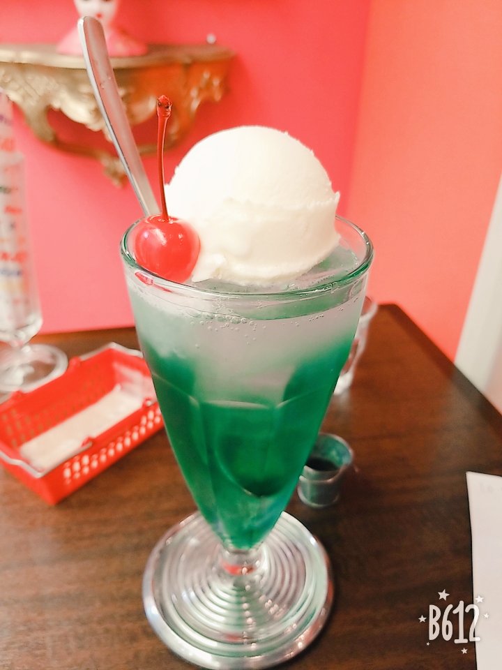 これ京都の河原町らへんにあるクリームソーダ専門店なんですけどみてえ もうお店の外見からして好き 常に種類以上の味のクリームソーダ があって 写真のはグリーンアップルクリームソーダ 席が1時間制だから回転もはやいしすぐ入れるんよ 話題の画像 これ京都の河原町らへんにあるクリームソーダ専門店なんですけどみてえ もうお店の外見からして好き 常に種類以上の味のクリームソーダ があって 写真のはグリーンアップルクリームソーダ 席が1時間制だから回転もはやいしすぐ入れるんよ 話題の画像