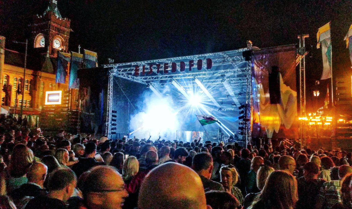 cerysphillips89's tweet photo. Gwd gig #Diffiniad #eisteddfod2018 #Steddfod18 #Caerdydd https://t.co/MwSeaE4sTd