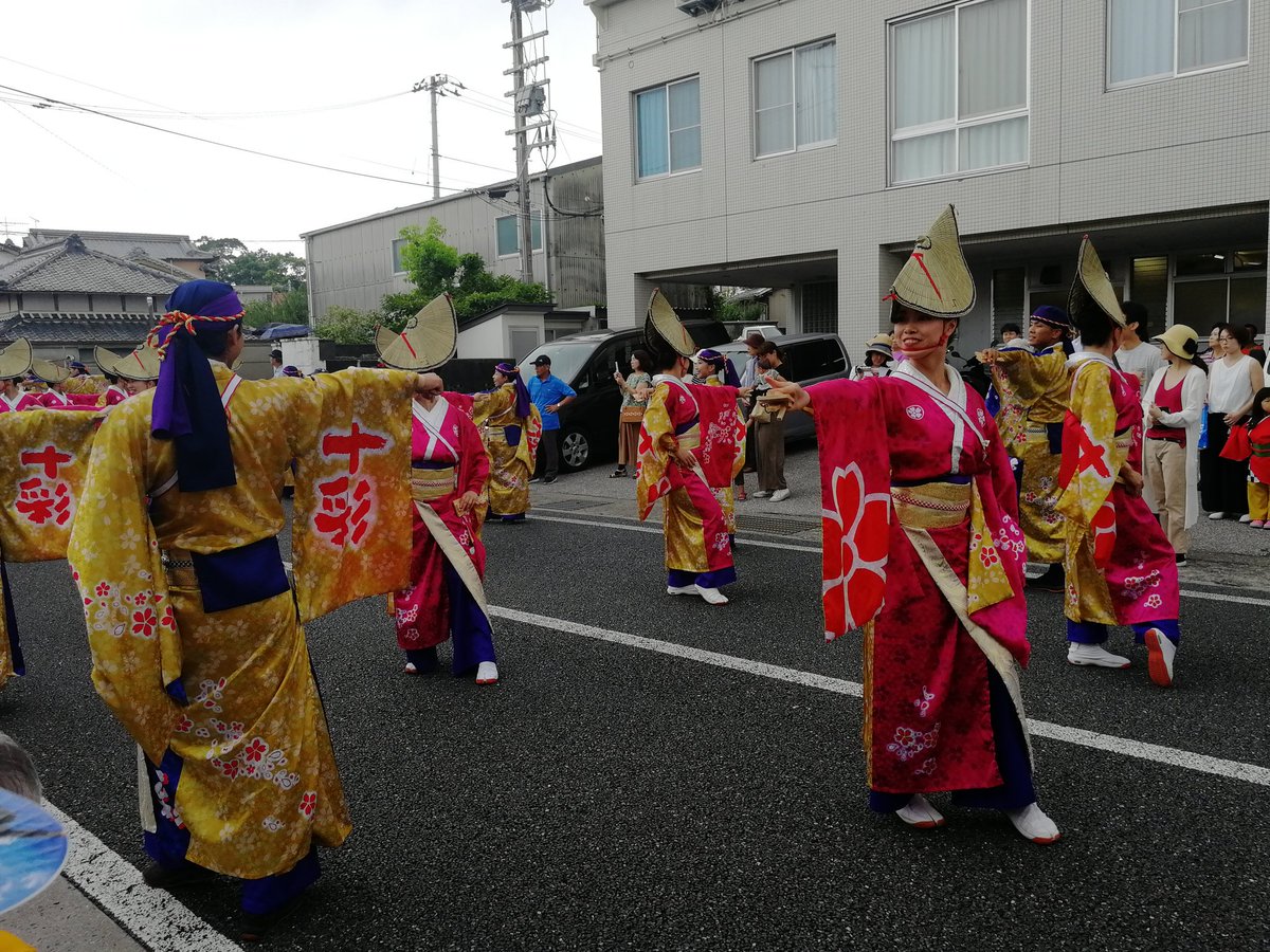 Zynis1's tweet photo. よさこいが最高! 今日, 高知でたくさん素晴らしいチームが見られた。
そして、友達も会ったん。😍
I really want to dance now! 😅
#百物語 #よさこい #yosakoi #高知よさこい https://t.co/guYbgstrjk