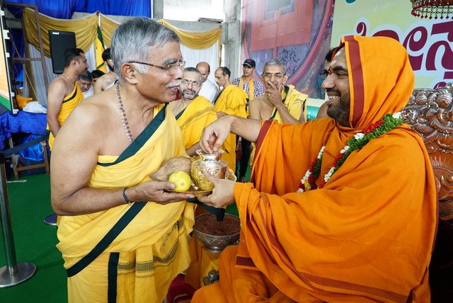 SriSamsthana's tweet photo. 'ಪಡೆದದ್ದು ಬಹಳವಾಯಿತು!'

ತಮ್ಮ ಸಂಪೂರ್ಣ ಬದುಕನ್ನೇ ಮಠಕ್ಕೆ ಸಮರ್ಪಿಸಿ- ಹಗಲಿರುಳೂ ಶ್ರೀಕಾರ್ಯದಲ್ಲಿಯೇ ಮುಳುಗಿರುವ, ಆದರೆ ಮಠದಿಂದ ಏನೊಂದನ್ನೂ ಬಯಸದ, ನಮ್ಮ ಹೆಮ್ಮೆಯ CEO ಕೆ.ಜಿ.ಭಟ್ಟರ ನುಡಿಗಳಿವು! https://t.co/5QDX5rrVcH