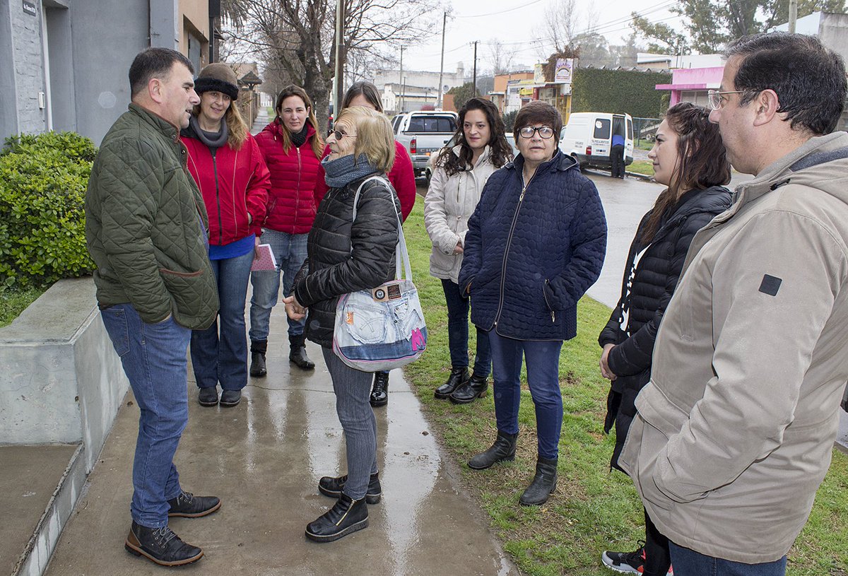 juntosazul_'s tweet photo. #TimbreoNacional Escuchamos a los vecinos de nuestra ciudad convencidos de que entre todos podemos construir una ciudad pujante y un país mejor #CambiandoJuntos @AlexCampbellOK @fedesalvai @mariuvidal https://t.co/8zfGFRuvdn