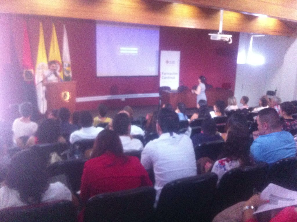 CiudConSentido's tweet photo. #EscuelaItinerantedePaz contribuir a una paz duradera en #Medellin Formación en Mediación Comunitaria @PazItinerante https://t.co/8y4vm3IP43