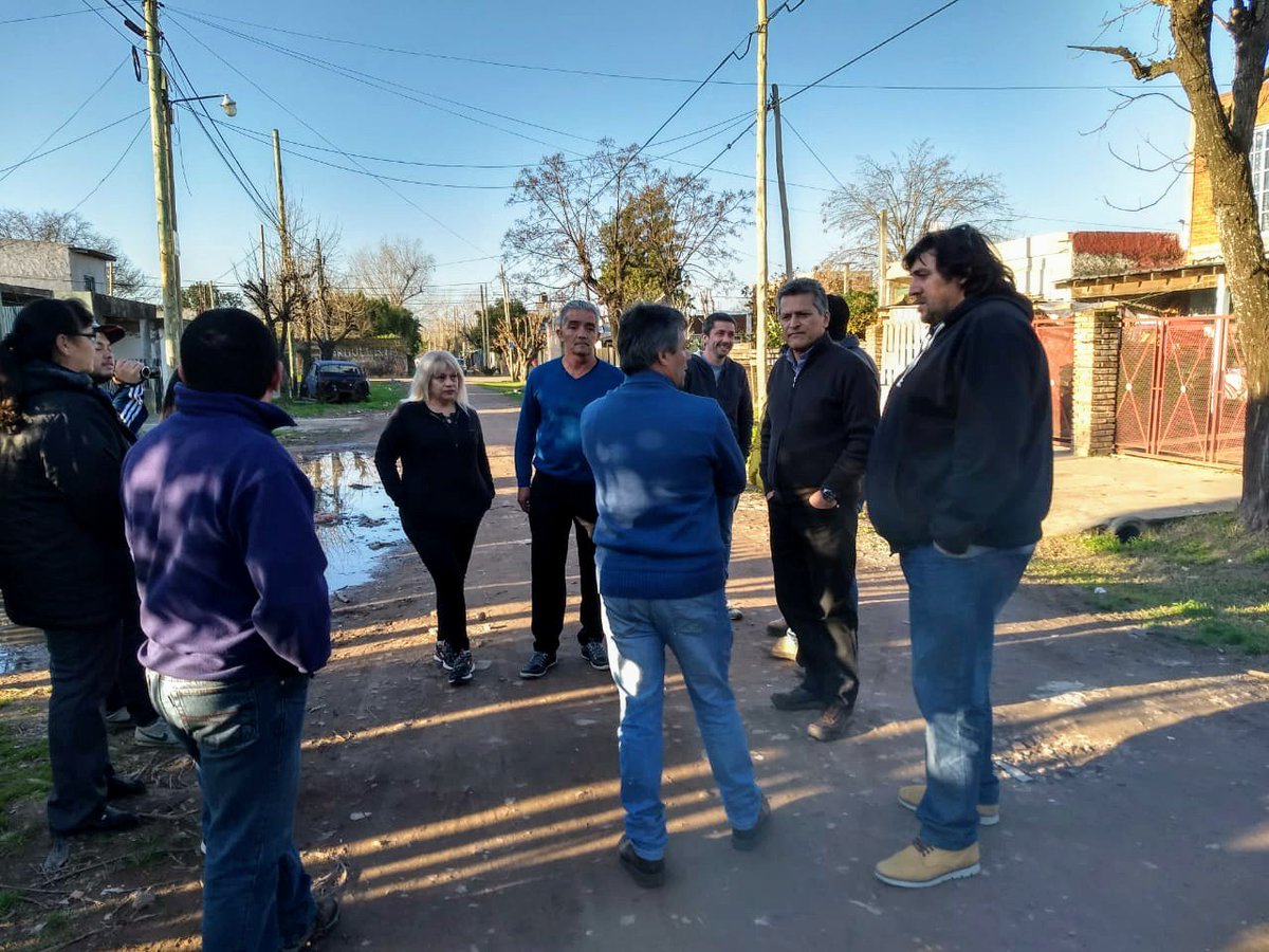 _Raul_Diaz's tweet photo. SEGUIMOS AVANZANDO CON ALERTA MERLO
Esta vez recorrimos el Barrio Reconquista dónde funciona desde hace unos días el sistema de alarma gratuito del @FrenteRenovador.
Porque la inseguridad es el tema que más preocupa a nuestros vecinos...
#AlertaMerlo #ZonaVigilada #SergioMassa https://t.co/YqFHtw8pQw