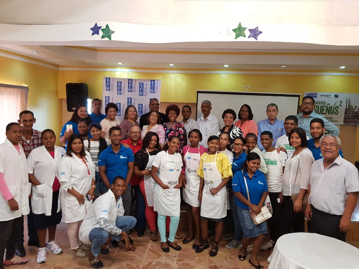 PlanAmericas's tweet photo. Jóvenes de la 2da promoción del proyecto “Sembrando mis sueños”, programa de Empoderamiento Social y Económico de @Plan_RD, ejecutado en conjunto con SPINDRIFT Foundation, durante la presentación de sus emprendimientos. https://t.co/UVmHJJ0hYx