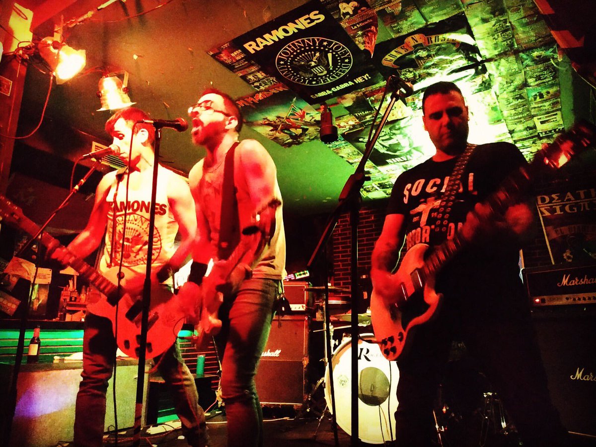 💥GRACIAS SALOU💥

Gran show ayer el la Sala Garage de #salou 
Mil gracias a los que os acercasteis a compartirlo con nosotros!😎👊

Y esta noche, punkrock en el Bar Coral de #segurdecalafell SEGUIMOS! 

#ruintour2018 #ramones #tributo #gira #conciertos #punkrock #musicaendirecto