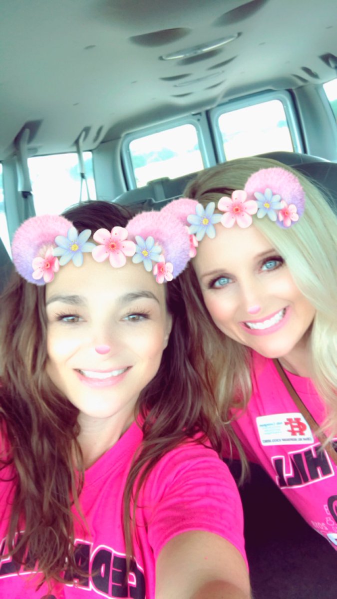 MidloJLo's tweet photo. Look for the pink ladies driving the white vans for the #backtoschoolrally @cedarhillisd shuttle pick at Cedar Hill HS &amp; Ninth Grade Center. 🚐🚐 #chuber 🤘🏽❤️ @HollyBell_tx https://t.co/RJSNr2B9MG