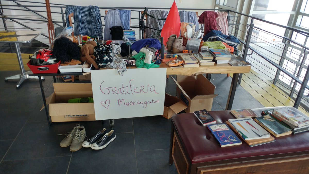 Transiro2018's tweet photo. La gratiferia se rempli bien! Merci à tous et toutes! #gratuit #free #Montréal #esplanade @esplanadeMTL https://t.co/20W5nK76K7
