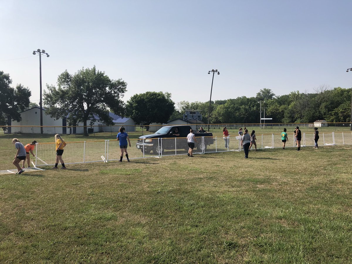 mrsdodson427's tweet photo. Itβs a great day for #FieldCleanUp ! #Ladycats from MS to HS working together to get our Fields season ready! #Jamboree this Friday, #FirstPitch at 2! https://t.co/bIzCMe6ttn