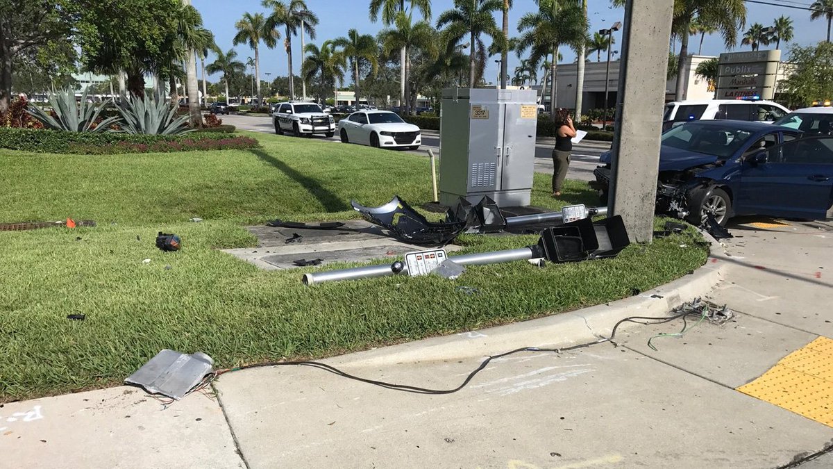 Car crash sends live power lines onto Pembroke Pines sidewalk bit.ly/2AZp8CX https://t.co/I2MDSSstlu