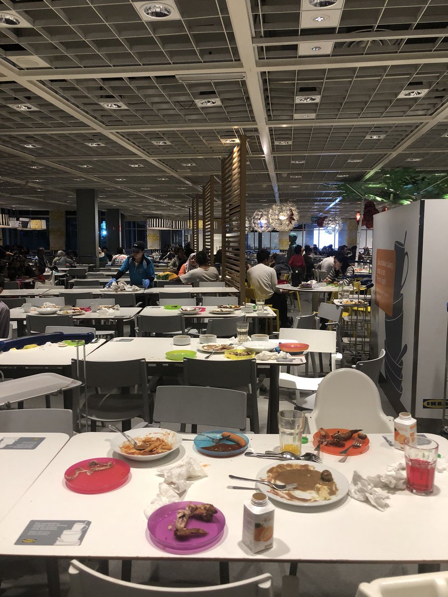farhanaainiomar's tweet photo. Guys, come on! It has been stated there “pls return your dishes and trays at the area provided”. Simple instruction je pun. 

Itu pun tak faham ke? 🙄🙄 https://t.co/mlIjPHuEGd