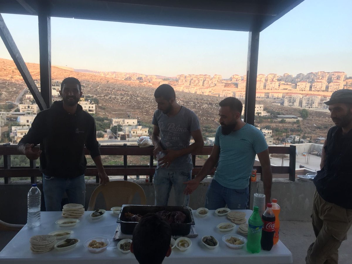 voiceoffmodena's tweet photo. #Erasmus giovanile #Palestina- #Italia 
Tra una ripresa e l'altra si mangia tutti insieme pasti tipici #palestinesi. 
Ma il lavoro per il #documentario continua tra i ragazzi e #VoiceOff #Modena
Più foto qui: https://t.co/lu48nvEkb5
Sequici su #Facebook e #Instagram: voice_off https://t.co/ekGoswZ6yZ
