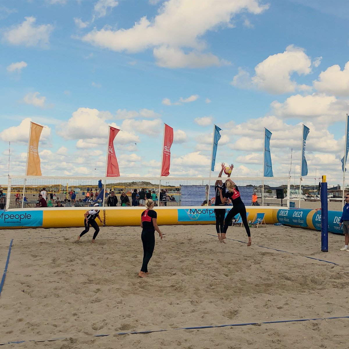 Beachvolleybal's tweet photo. De laatste wedstrijden zijn bezig, waaronder de finale van de Topdivisie! Morgen zijn we er weer fris en fruitig voor dag 2 in Hoek van Holland! #beachcircuit https://t.co/m45uGBupal